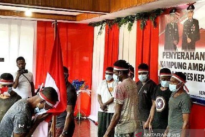 Ikrar kesetiaan NKRI mencium bendera Merah Putih dilakukan sebanyak 25 anggota KKB wilayah Ambaidiru Kabupaten Yapen Kepulauan Papua menyatakan kesetiaan kembali bersatu dengan NKRI.