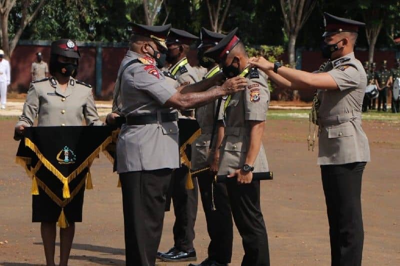 Kapolda Papua Irjen Pol Mathius Fakhiri saat menyematkan pangkat kepada bintara remaja yang selesai pendidikan di SPN Jayapura.