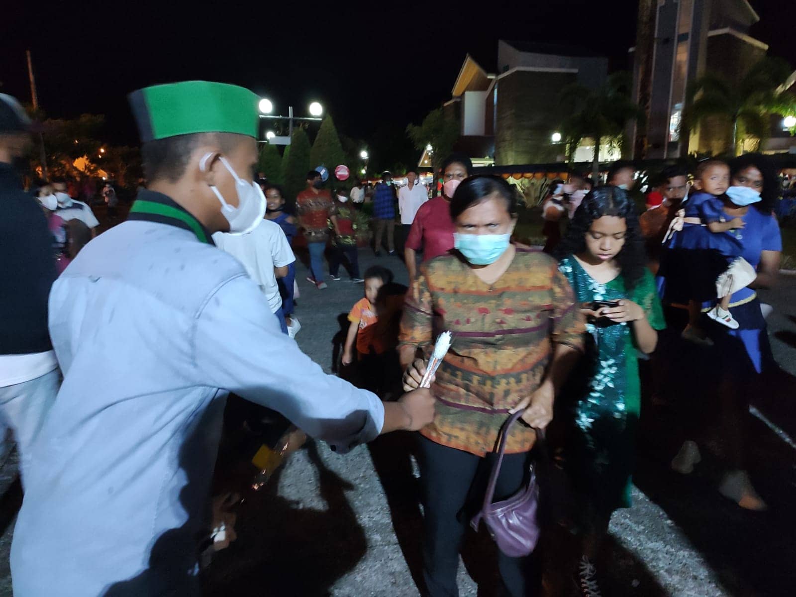 Pembagian bunga kepada jemaat usai ibadah.