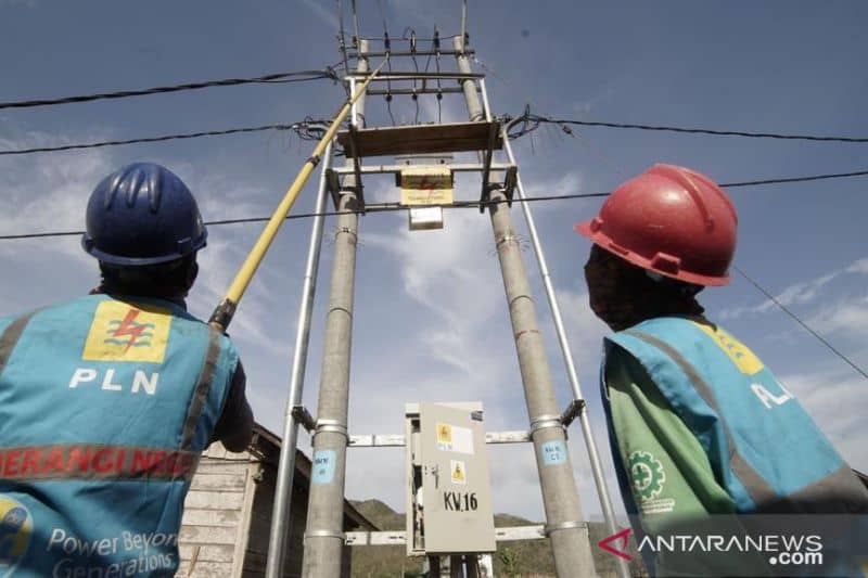 Pekerja sedang melakukan instalasi dan reparasi jaringan listrik.