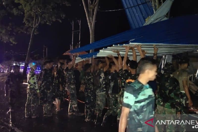 Personel Denzipur Nabire bersama Polres dan SAR Nabire membantu evakuasi rumah warga korban angin kencang dan hujan