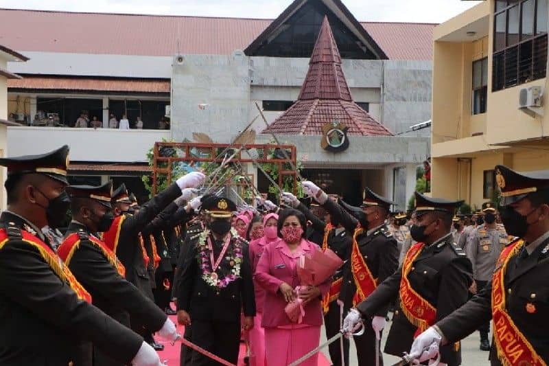 Tradisi pedang pora kepada anggota Polri di Jajaran Papua yang memasuki purnatugas atau pensiun