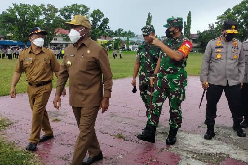 Gubernur Dominggus Mandacan bersama Pangdam Kasuari dan Kapolda Papua Barat usai pelaksanaan apel gabungan ASN, TNI dan Polri, Selasa (30/11/2021) di lapangan Borasi Manokwari.