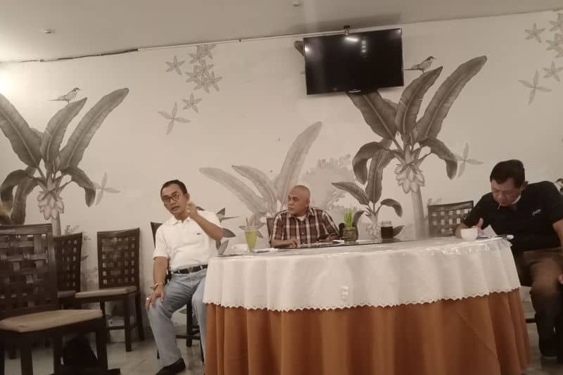 Direktur Usaha Angkutan Penumpang PT PELNI O.M Sodikin (kiri) menjelaskan soal persiapan PELNI untuk Natal Tahun Baru