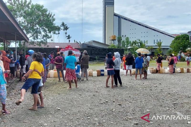 Warga berdatangan ke halaman belakang Gereja Katedral Tiga Raja Timika untuk membeli minyak tanah saat operasi pasar yang digelar oleh Pertamina bekerja sama dengan Disperindag Mimika, Senin (6/12/2021)