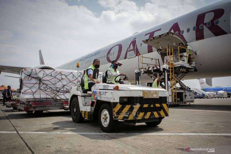Petugas kargo membawa vaksin COVID-19 jenis Moderna yang tiba di Terminal Kargo Bandara Internasional Soekarno Hatta, Tangerang, Banten, Minggu (11/7/2021).