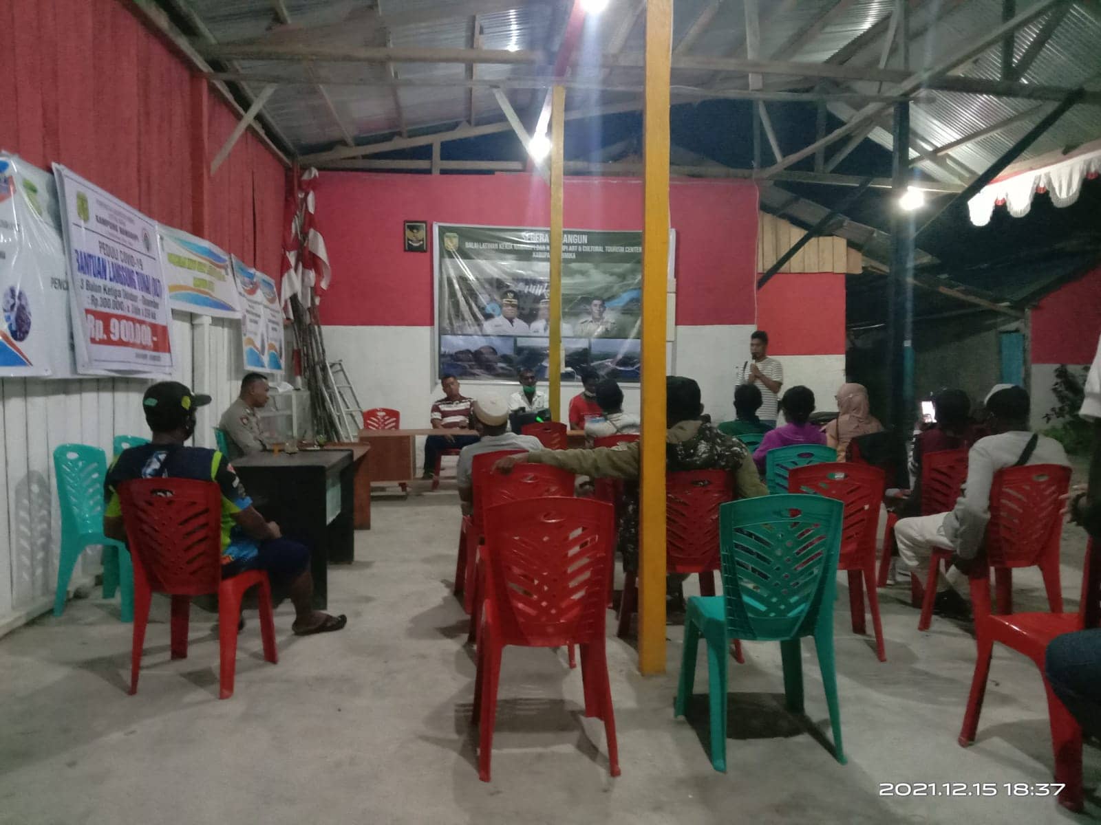 Suasana penyerahan BLT di Kampung Nawaripi.