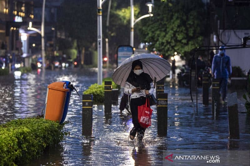 Arsip Foto. Warga melewati genangan di Jalan Kemang Raya, Jakarta Selatan, Senin (20/12/2021), saat hujan deras menyebabkan banjir di bagian wilayah Provinsi DKI Jakarta.