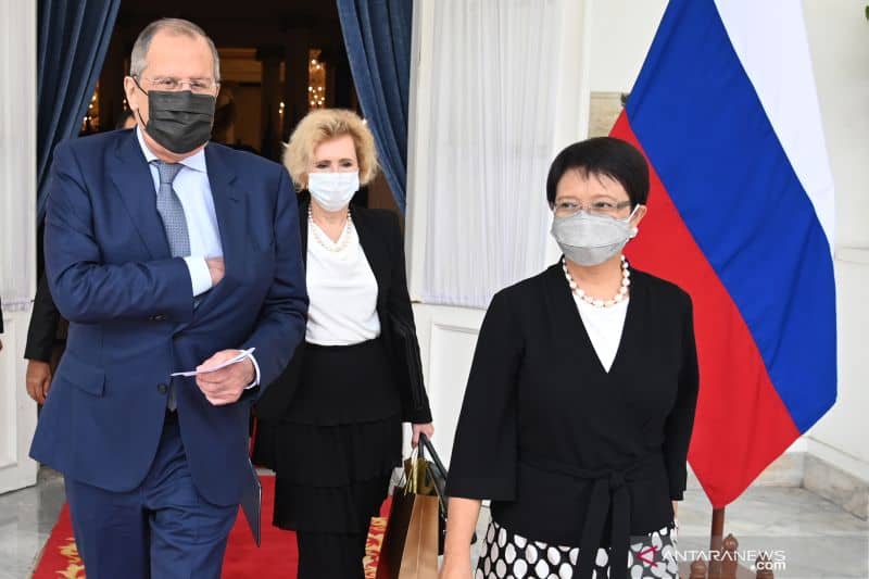 Menteri Luar Negeri Retno LP Marsudi (kanan) mengantar Menteri Luar Negeri Rusia Sergey Lavrov (kiri) seusai kedua menlu melakukan pertemuan di Gedung Pancasila Kemenlu, Jakarta, Selasa (6/7/2021). Pertemuan tersebut, selain membahas rencana kunjungan Presiden Rusia Vladimir Putin, juga membahas kerja sama bilateral kedua negara dalam bidang kesehatan, ekonomi dan investasi, pendidikan serta pertahanan.