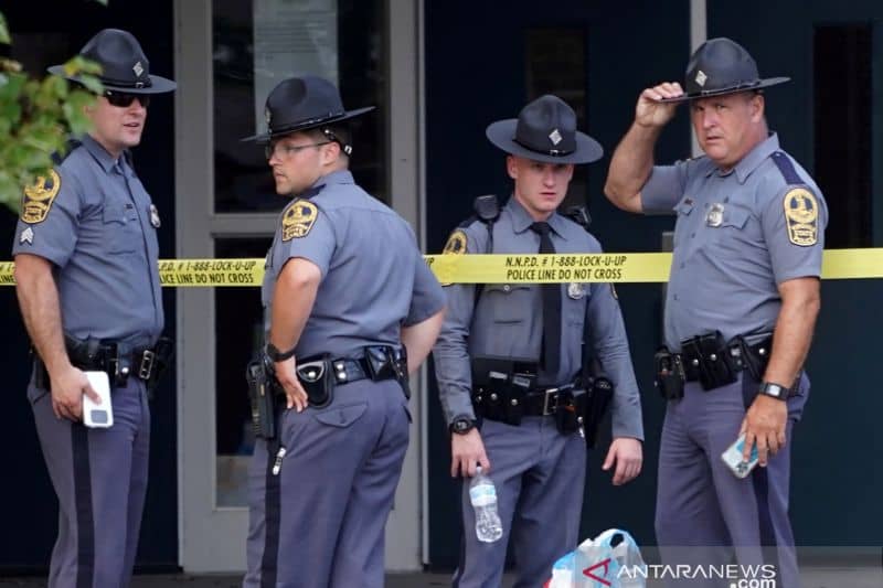 Seorang remaja pria berusia 15 tahun melancarkan tembakan dengan pistol semiotomatis hingga menewaskan tiga rekannya di SMA Oxford di Michigan, dan mencederai delapan orang, Selasa (30/11).