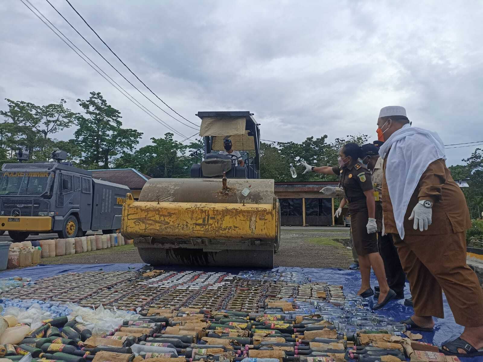 Proses pemusnahan miras di Polres Mimika.