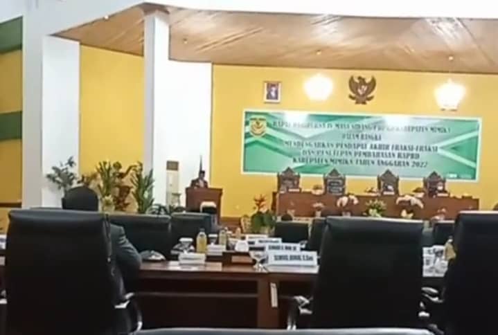 Pelaksanaan Sidang Paripurna IV Masa Sidang 1 di ruang sidang DPRD Mimika.