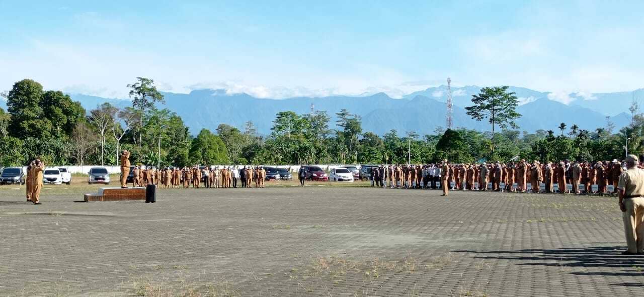 Bupati saat memimpin apel, Senin (10/1) di Puspem SP 3.