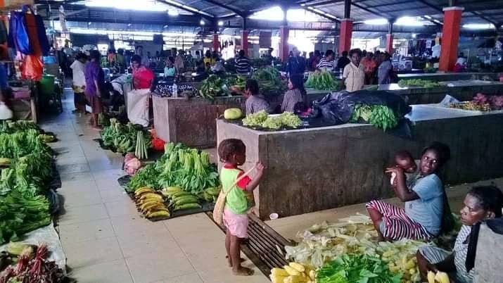Aktivitas jual beli di Pasar Sentral Timika.