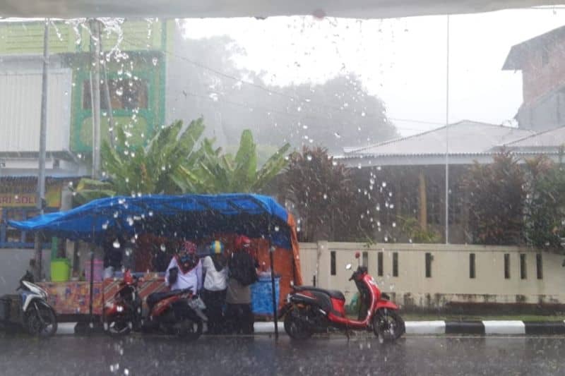 Hujan deras disertai petir di Kota Ternate, Maluku Utara pada Jumat (17/12/2021).