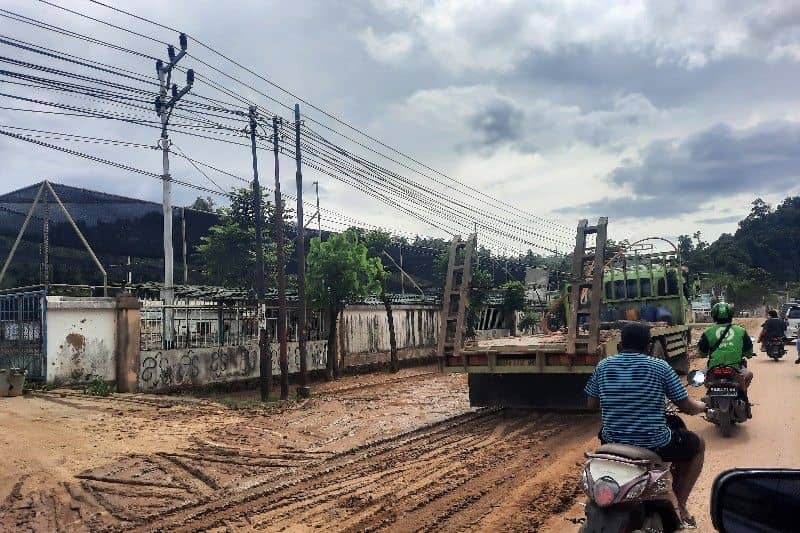 Sisa-sisa lumpur yang terbawa banjir di depan PTC Entrop, Kota Jayapura, sebelum dibersihkan