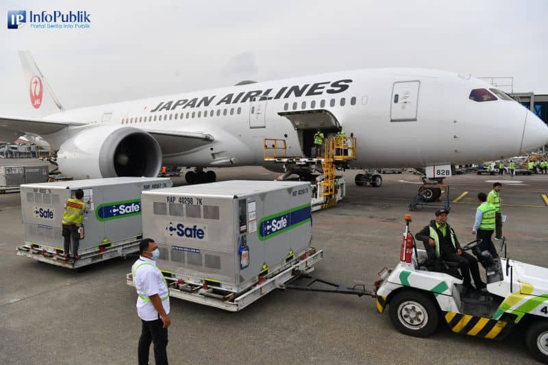 Dukungan dosis vaksin AstraZeneca dari Jepang tiba di Bandara Internasional Soekarno-Hatta, Tangerang, Sabtu (15/1/2022).