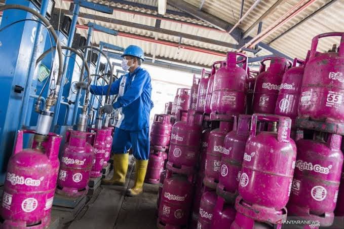 Ilustrasi berita MIMIKA: Harga Kian Mencekik, Mulai Hari Ini Harga Gas Elpiji 12 Kg Naik Rp 295 Ribu, Outlet : Kami Mau Jual Berapa ?