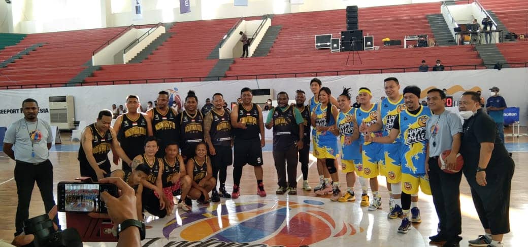 Dua tim, Happy Ballers dan Timika Ballers foto bersama.