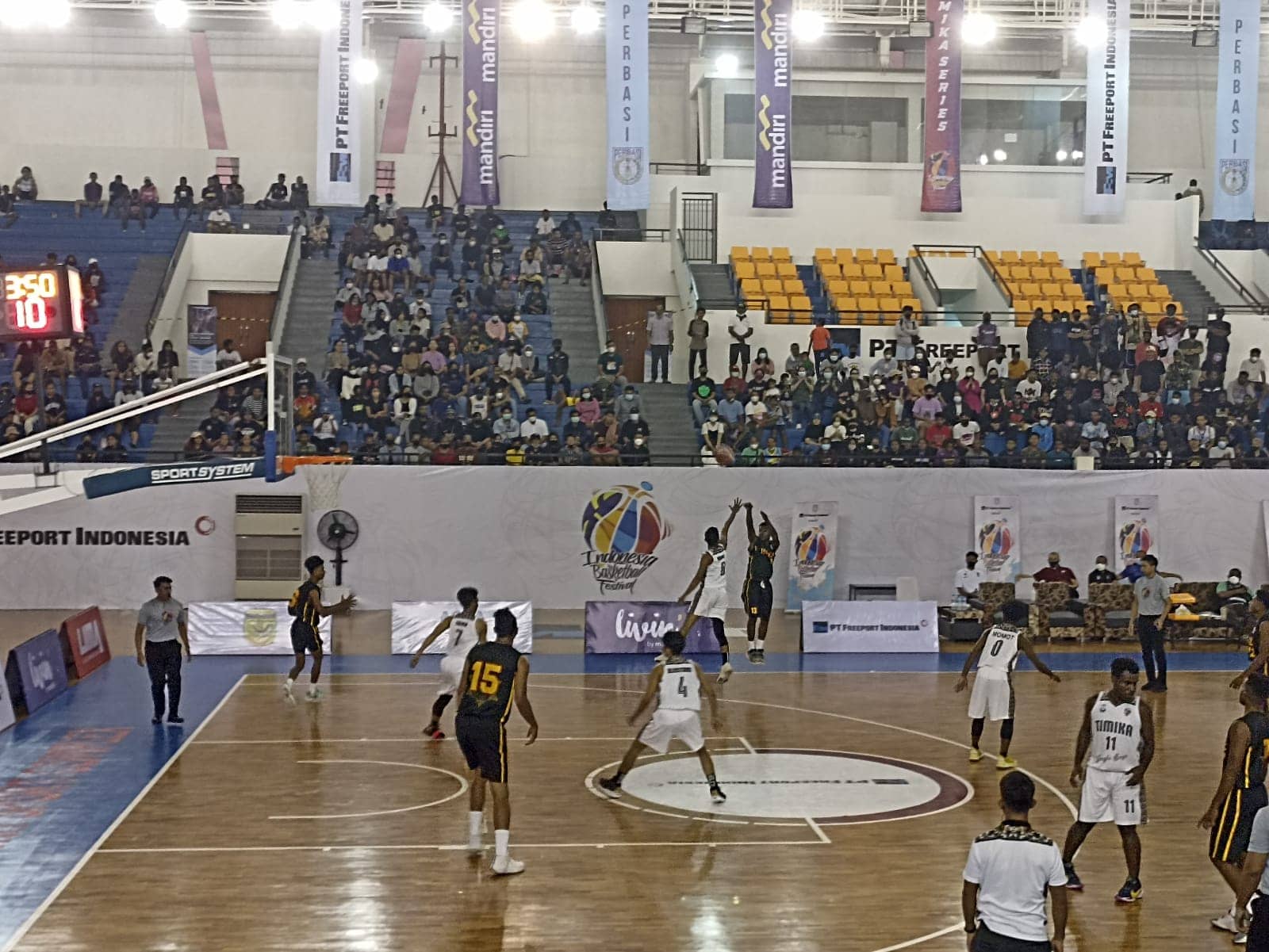 Wofle Sorong saat melakukan shot on three ke jaring lawan pada pertandingan final IBF di Mimika Sport Complex, Selasa (11/1/22)