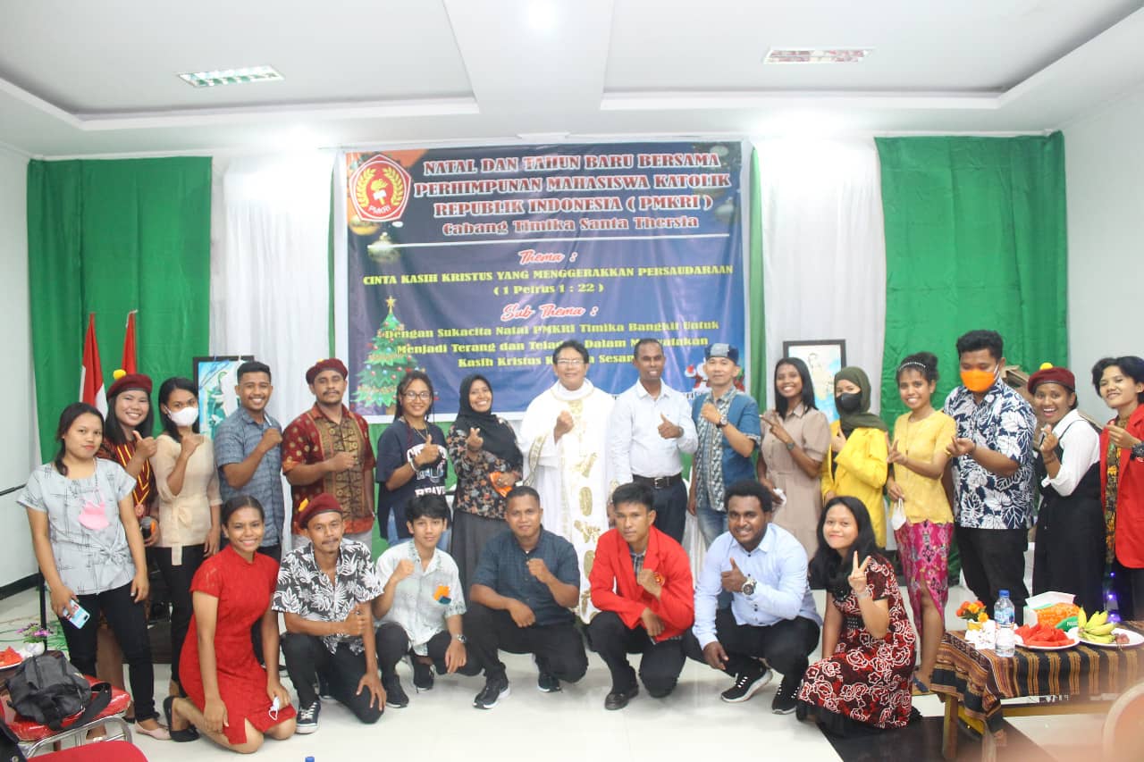 PMKRI Cabang Timika Santa Theresa foto bersama usai misa natal.