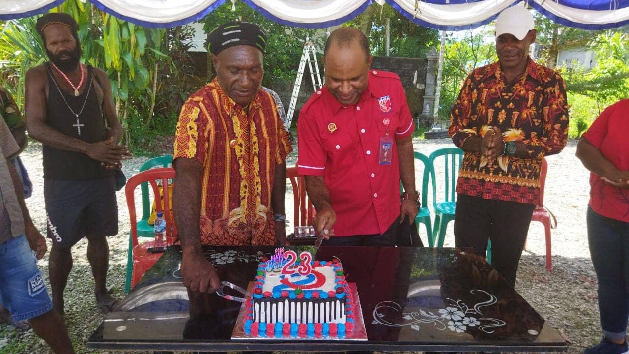Ketua DKP PKP Mimika, Yohanes Yulius Kum didampingi Koordinator PKP Wilayah Papua dan Papua Barat Herepa Hesegem sedang memotong kue ulang tahun