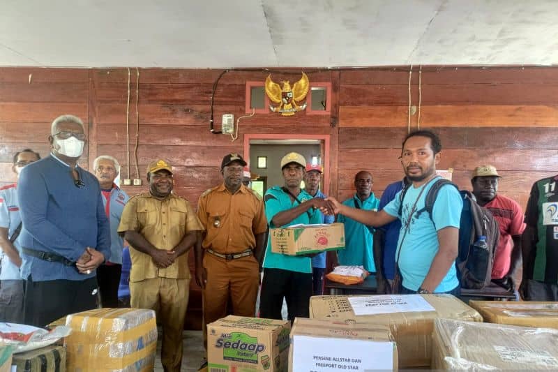 Wakil Bupati Mimika Johannes Rettob bersama sejumlah komunitas dari Timika menyerahkan bantuan bahan kebutihan pokok untuk warga korban bencana banjir rob di Atuka