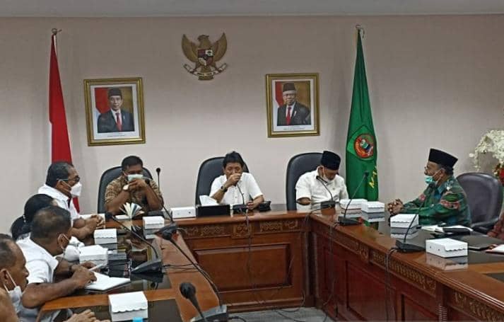 Penjabat Sekda Maluku Sadli Ie (tengah) saat memimpin rapat penyelesaian konflik antar warga Desa ori dan Kariuw, Pulau Haruku, Kabupaten Maluku Tengah, Rabu (26/1).