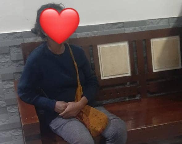 WD saat melaporkan suaminya BM ke Polsek Miru.