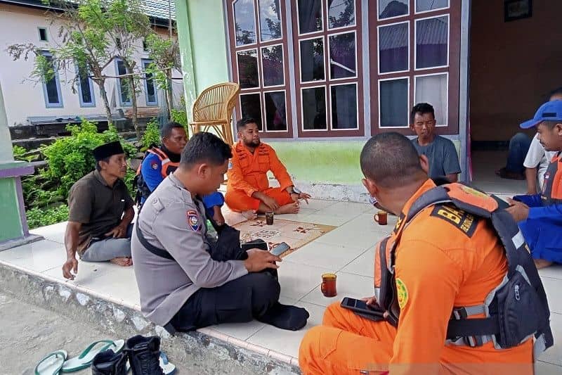 Enam dari sembilan penumpang dan ABK KM Tiga Bersaudara yang tenggelam antara Perairan Pulau Tiga dan Desa Namlea Ilath, Pulau Buru bisa selamat akibat bertahan di atas rakit yang terbuat dari jerigen. (16/1)