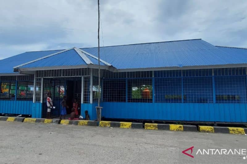 Gedung Terminal Penumpang Pelabuhan Pomako masih sangat darurat dan sempit