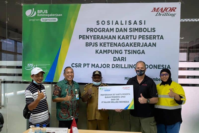 Kepala BPJAMSOSTEK Cabang Mimika Verry Kristoforus Boekan bersama pimpinan PT Major Driling memberikan kartu kepesertaan program Jamsostek kepada warga Kampung Tsinga, Distrik Tembagapura melalui skema program CSR PT Major Driling