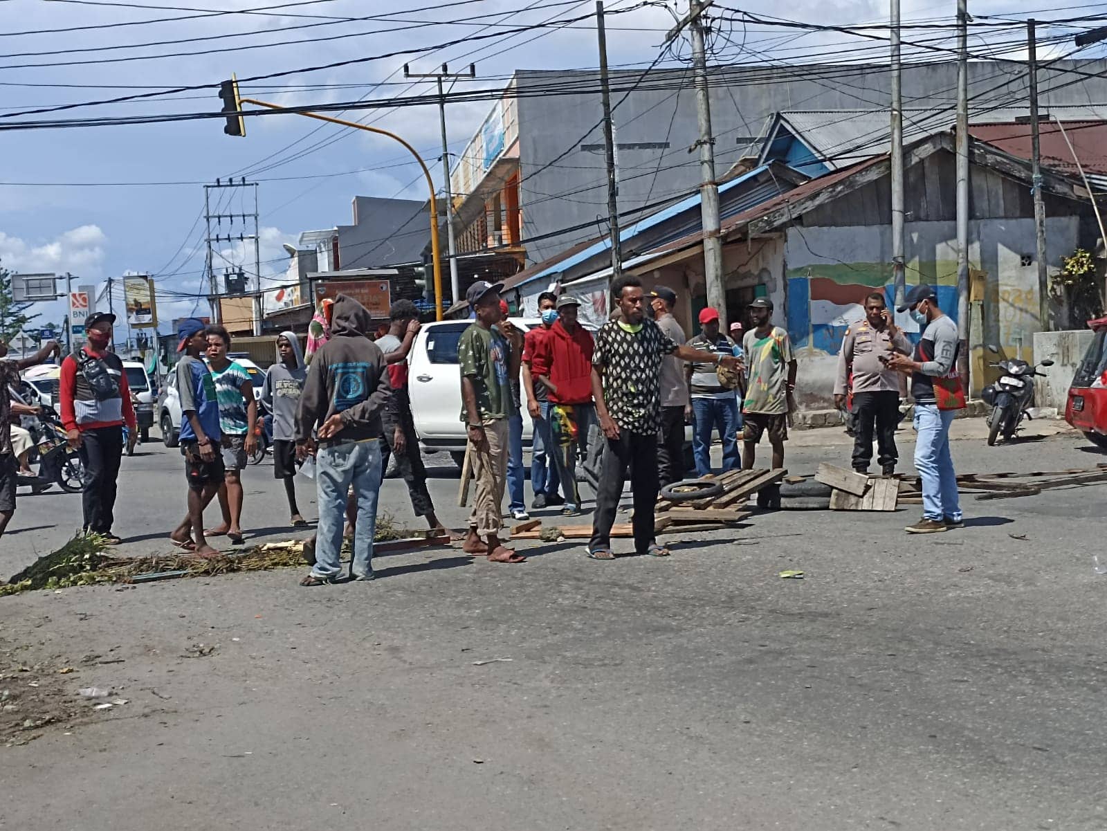 Warga melakukan Pemalangan jalan di SP1 Timika