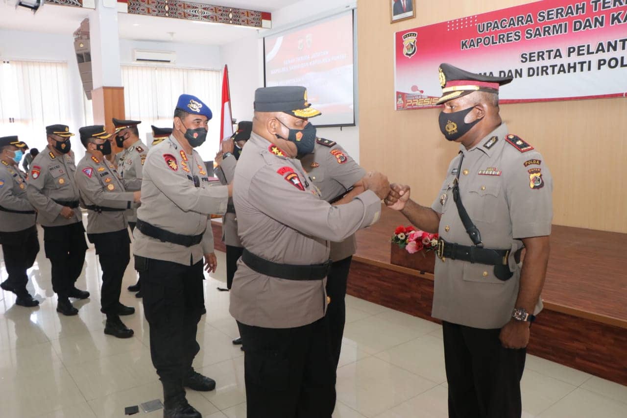 Kapolda Papua Irjen Pol Mathius Fakiri saat memberikan ucapan selamat kepada Kapolres yang dilantik