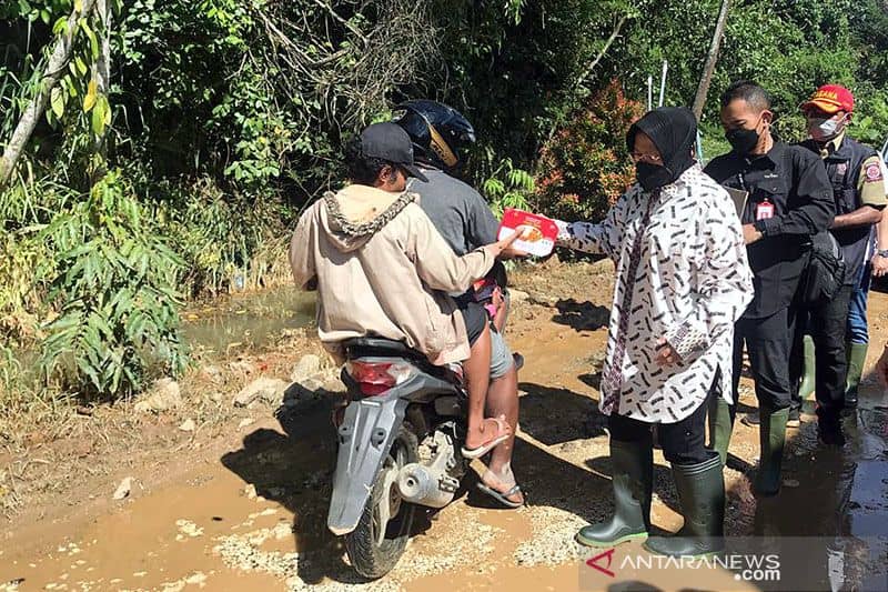 Mensos Risma memnerikan bantuan makanan siap saji kepada warga terdampak banjir di Perumahan Organda, Jayapura, Papua, Kamis (13/1/2022)