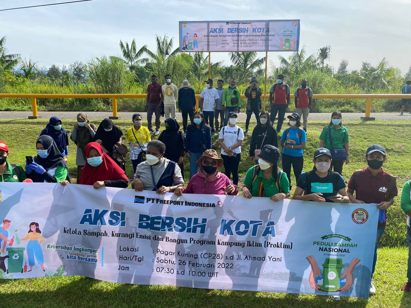 Para peserta aksi bersih kota.