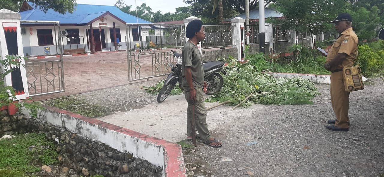 Jorinus Alom memalang pintu masuk Kantor Distrik Kwamki Narama, Selasa (15/2).
