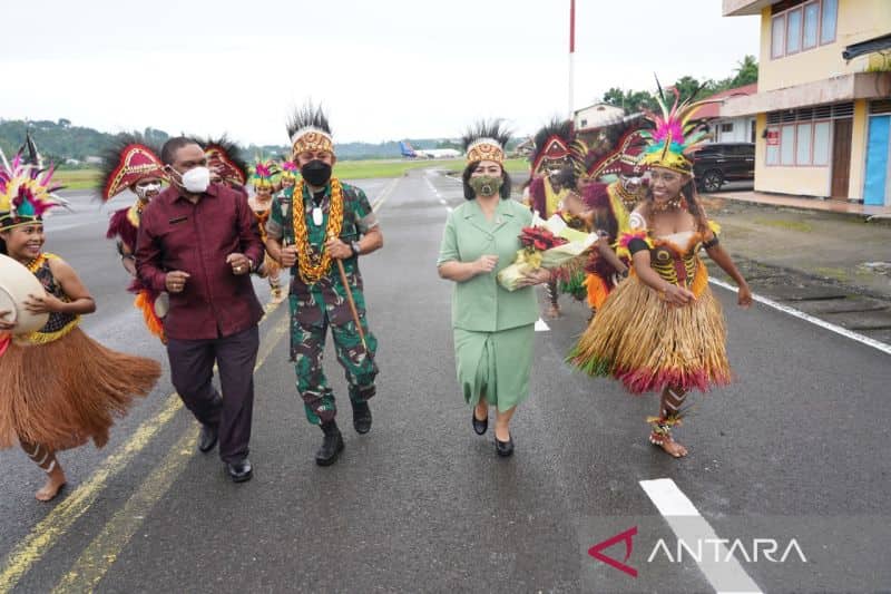 Ilustrasi berita Papua: Tiba di Manokwari, Pangdam Gabriel Lema Disambut Prosesi Adat Papua