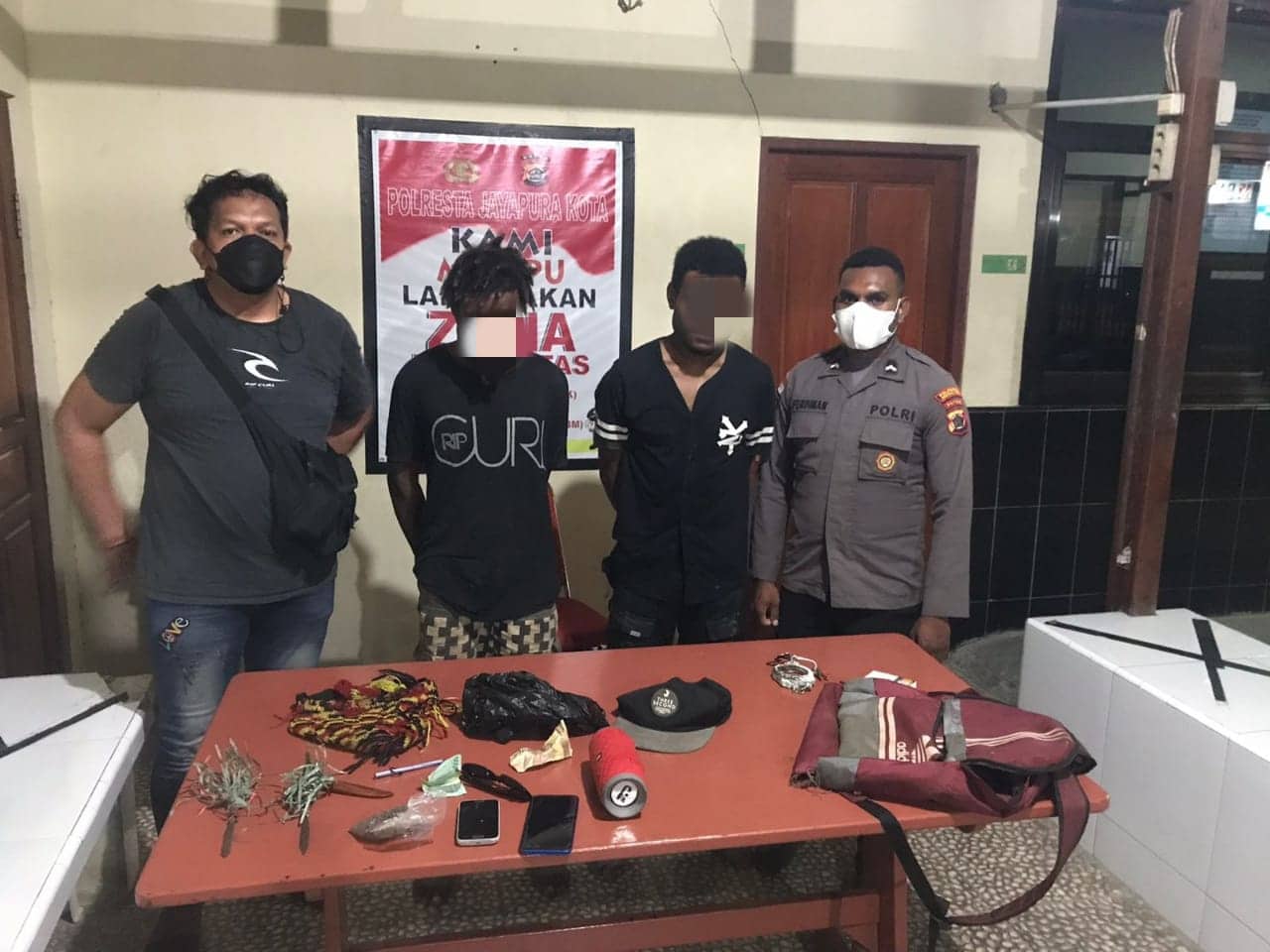Ilustrasi berita Papua: Masuk Plastik Hitam, Polisi Bekuk Dua Pria Pemilik Ganja di Holtekamp Jayapura