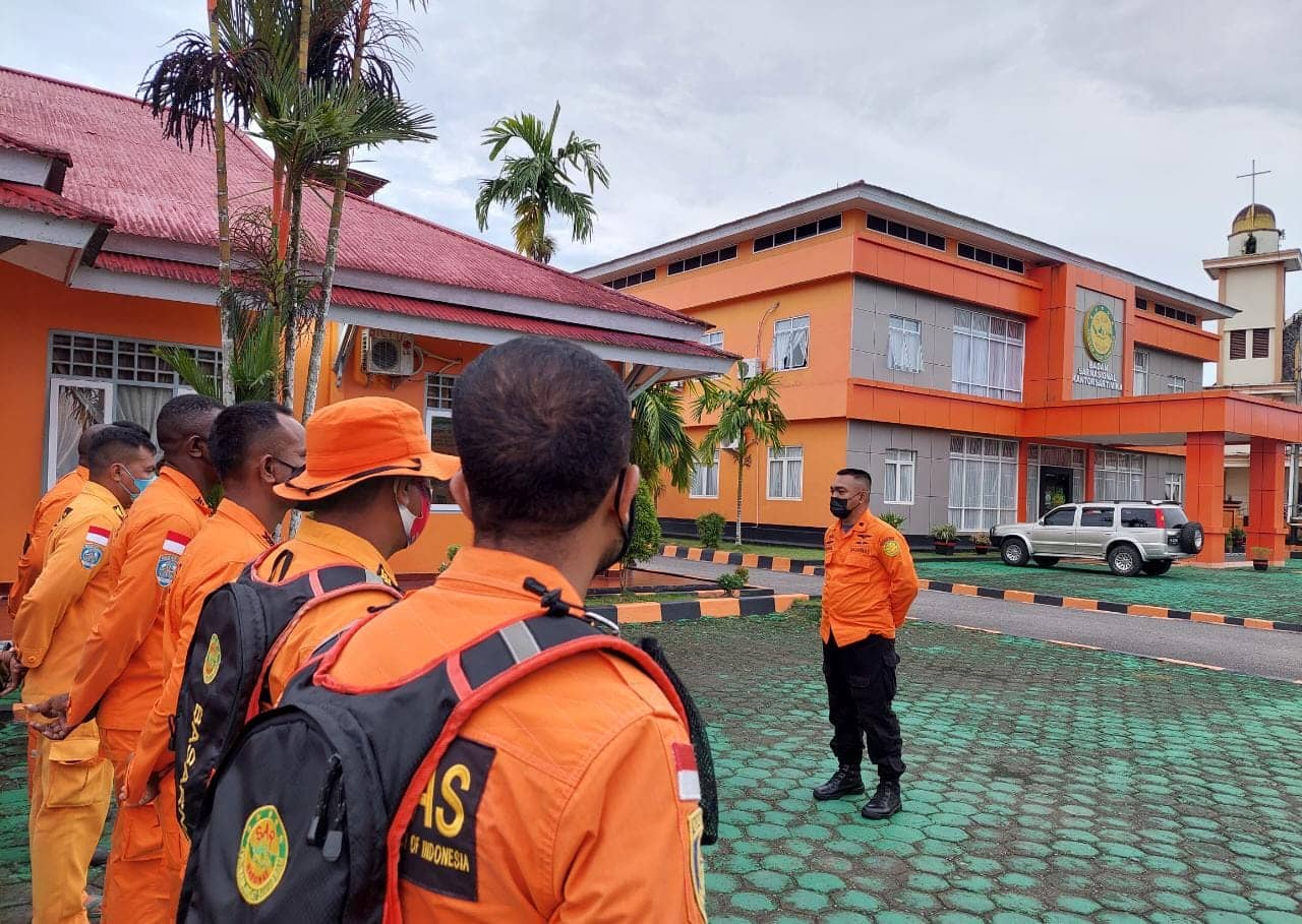 Tim SAR dikerahkan mencari keberadaan korban.