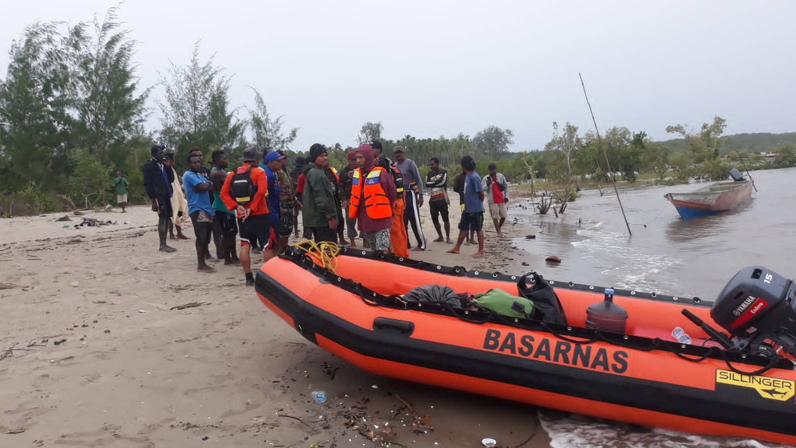 Tim SAR gabungan menyisir tepi pantai melakukan pencarian terhadap kedua korban.