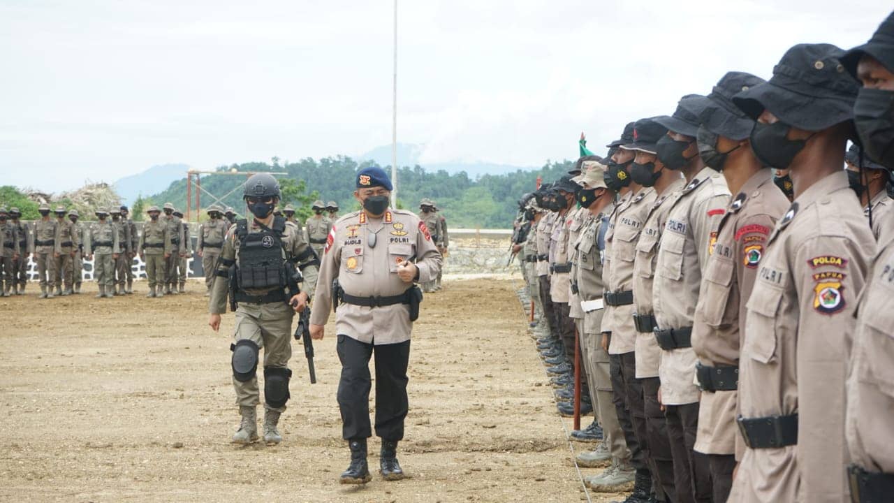 Dansat Brimob Polda Papua saat memantau pasukan.
