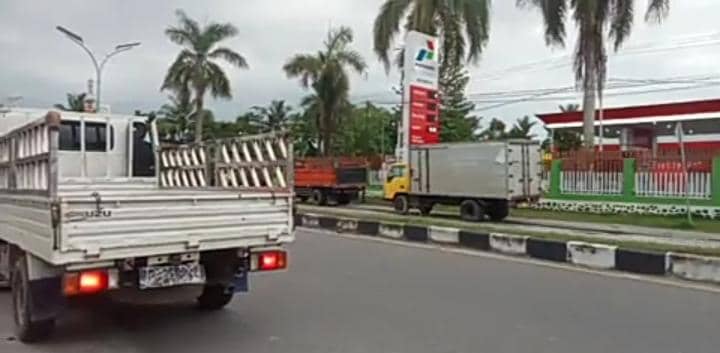 Antrian kendaraan yang melakukan pengisian BBM di SPBU Nawaripi