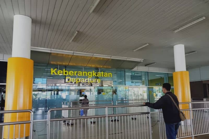 Pintu Keberangkatan Bandara Sultan Thaha Jambi.