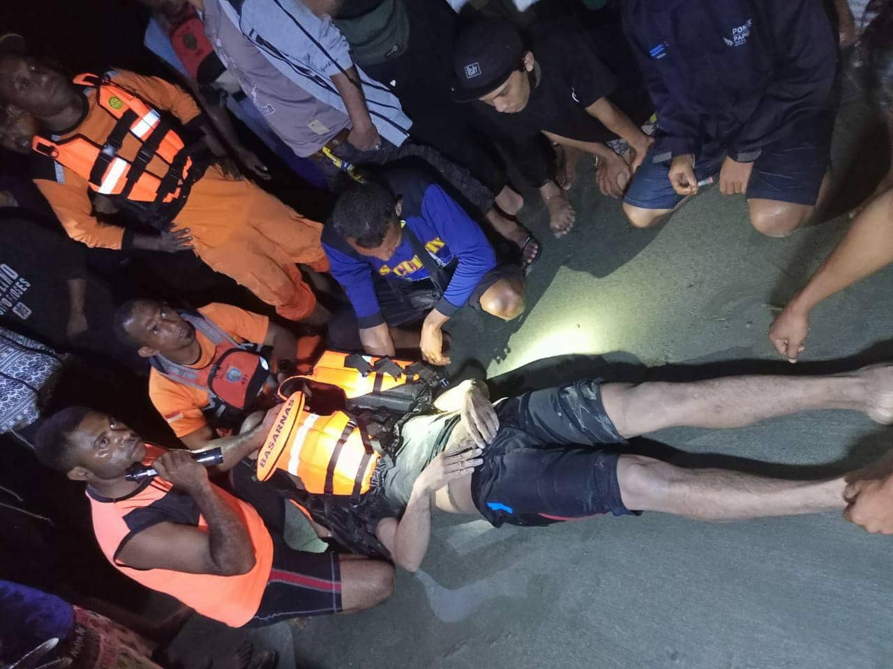 Tim SAR saat mengevakuasi korban