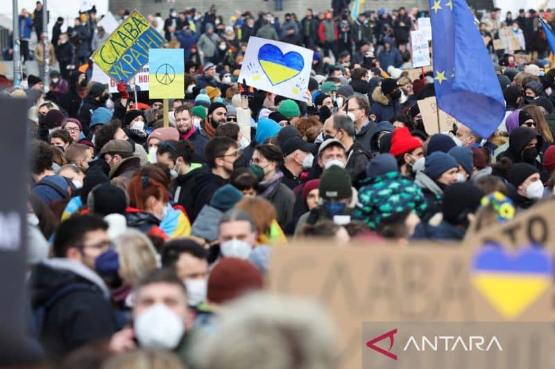 Para demonstran berkumpul selama protes anti-perang setelah Rusia melancarkan operasi militer besar-besaran terhadap Ukraina, di Berlin, Jerman, Minggu (27/2/2022).