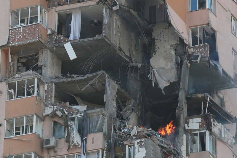 Bangunan apartemen rusak akibat hantaman rudal di Kiev, Rusia, Sabtu (26/2/2022).