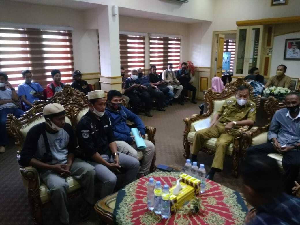 Ilustrasi berita Nasional: Protes Pembredelan Media, Puluhan Awak Media Geruduk Ruangan Wakil Bupati Bone