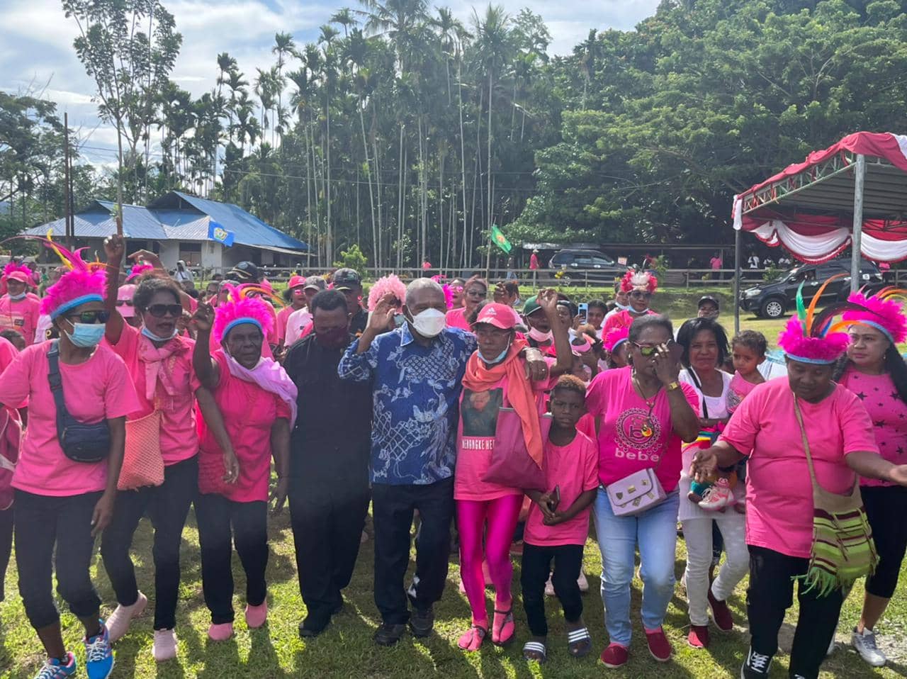 Bupati Jayapura Mathius Awoitauw saat diarak warga Bambar Doyo Baru