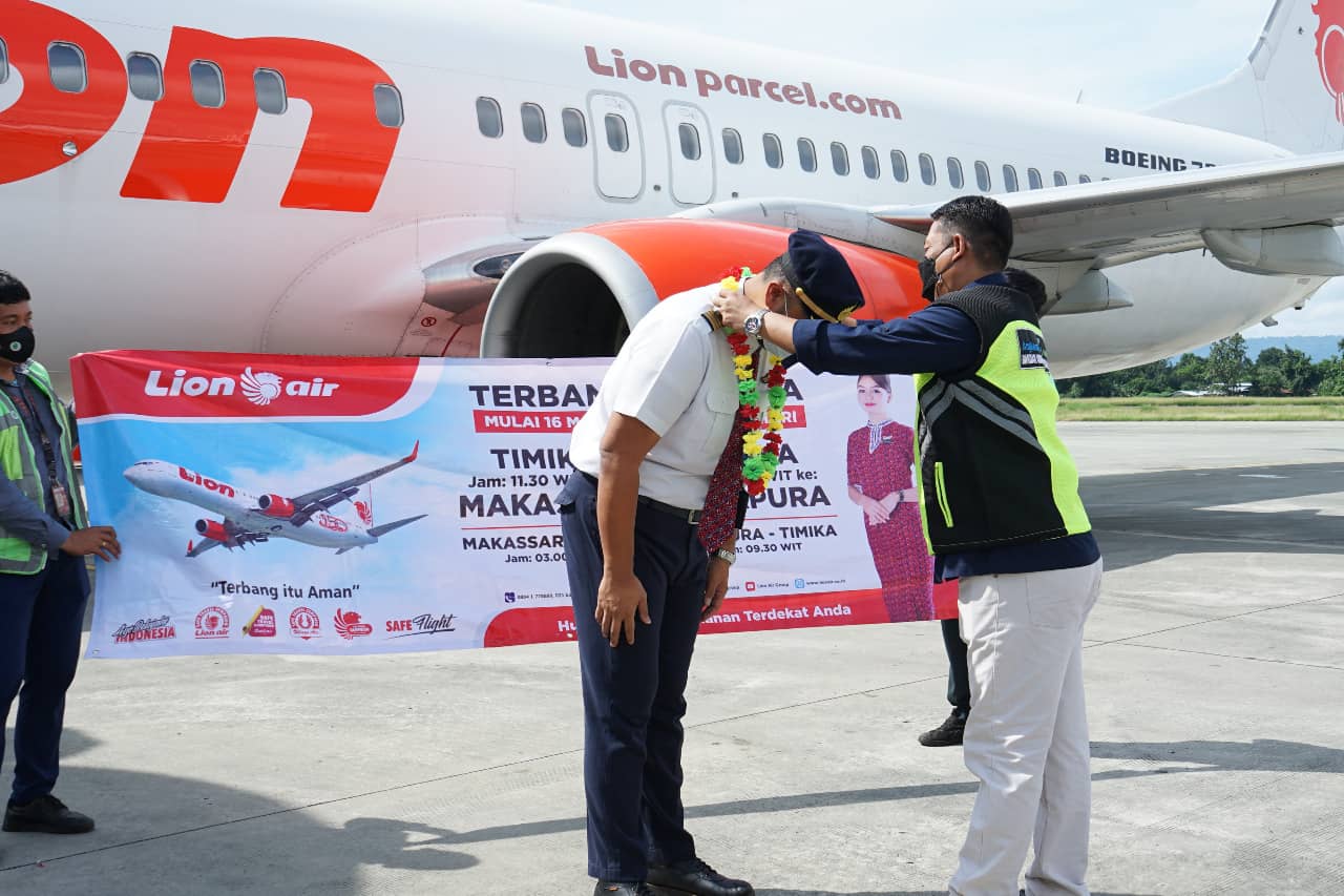 Pesawat Lion Air saat tiba di Bandara Timika